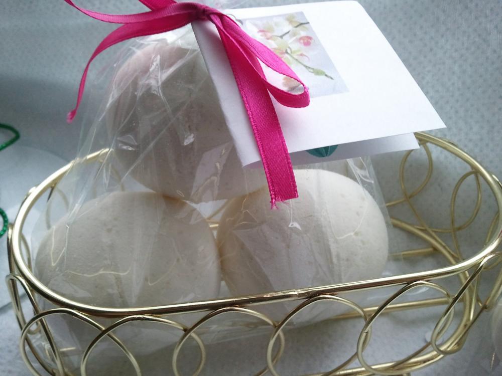 1 Bath Bombs 8 Oz Each (vanilla) Great For Dry Skin..these Smell Delicious